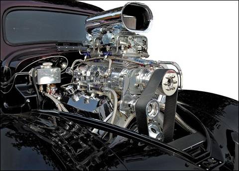 자동차 업체들은 엔진의 출력을 높이기 위해 실린더로 들어가는 공기의 압력을 인위적으로 높이는 장치를 활용한다. 엔진에 들어가는 공기를 압축하면 출력과 토크가 높아진다. 최근엔 터보차저 방식과 슈퍼차저 방식이 많이 쓰인다. 사진은 자동차에 들어가는 엔진의 모습. /모터매거진 제공