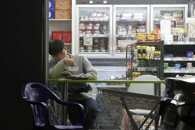 한 청년이 편의점에서 도시락을 먹고 있는 모습. 이정아 기자 leej@hani.co.kr