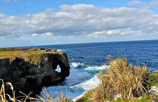 1만 명이 앉을 수 있는 초원이라는 뜻을 가진 ‘만좌모’. 오키나와 절경 중 하나다. (사진=자유투어 제공)