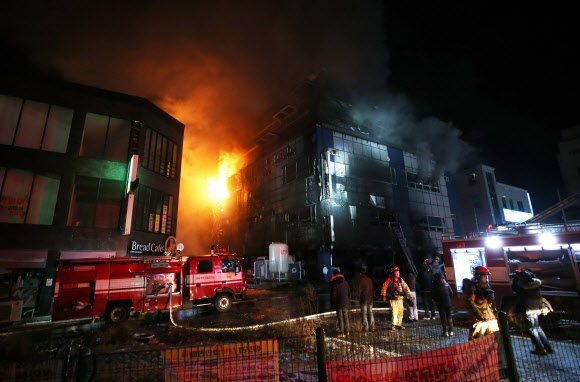 ’화재진압’ - 21일 오후 충북 제천시 하소동 피트니스센터에서 불이 나 소방대원들이 화재 진압을 하고 있다.연합뉴스