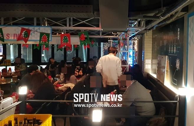 ▲ 20일 오후에 서울 강남구 논현동에 있는 한 호프집에서 KIA 타이거즈 투수 양현종이 2006년 쿠바 청소년야구대표팀에서 뛰었던 멤버들과 고(故) 이두환 선수를 기리는 '이두환 추모자선 일일호프'를 열었다. ⓒ 홍지수 기자