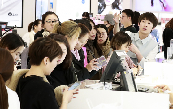 중국 정부의 한국행 단체관광이 일부 허용된 가운데 관광객들이 5일 오후 서울 신세계면세점에서 쇼핑을 즐기고 있다. 임현동 기자 /20171205