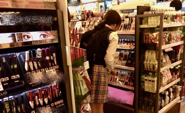 드럭스토어에서 화장품을 테스트하는 고등학생. 김유진 기자/kacew@heraldcorp.com