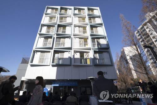 이것이 국내 첫 모듈러 행복주택 '라이품' (서울=연합뉴스) 윤동진 기자 = 26일 오후 서울 강서구 가양동에서 국내 첫 모듈러 행복주택 '라이품' 준공식이 열리고 있다. 모듈러 건축 방식은 레고 블록 형태의 유닛 구조체에 창호와 외벽체, 전기배선 및 욕실 등을 포함해 70% 이상의 주택 구성부품을 공장에서 생산 및 선조립한 뒤 현장에서 최종 조립,설치하는 공법이다. mon@yna.co.kr