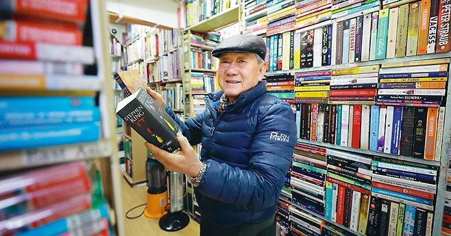 미군의 존재는 싫든 좋든 한국 사회와 산업에 광범위한 영향을 미쳤다. 40여년 역사의 이태원 외국책 중고서점인 ‘포린북스토어’는 미군 쓰레기장에서 나온 책들을 가지고 출발했다. 이 작은 책방을 통해 미국의 지식과 문화와 산업정보가 우리 안으로 흘러들었다. 미군부대 헌책 중개상이었던 주인 최기웅씨는 그 산증인이다.