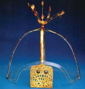 북연의 재상 풍소불(馮素弗) 무덤에서 출토된 금장식. 당시 선비족 국가 삼연(三燕)과 고구려와의 문화 교류를 짐작할 수 있는 유물이다.