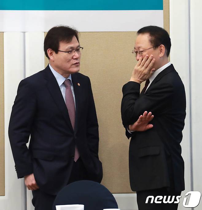 최종구 금융위원장(왼쪽)과 최흥식 금융감독원장이 대화를 나누고 있다. 2017.10.23/뉴스1 © News1 이동원 기자