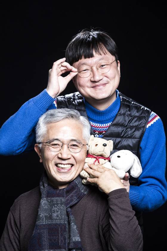 개띠인 58년생 정권수 전 버거킹코리아 대표(왼쪽)와 82년생 오은 시인이 26일 오후 중앙일보 스튜디오에서 만났다. 소품으로 준비한 강아지 인형 가운데 정씨는 '누렁이'를, 오은은 가장 엉뚱하게 생긴 강아지를 골랐다. 박종근 기자