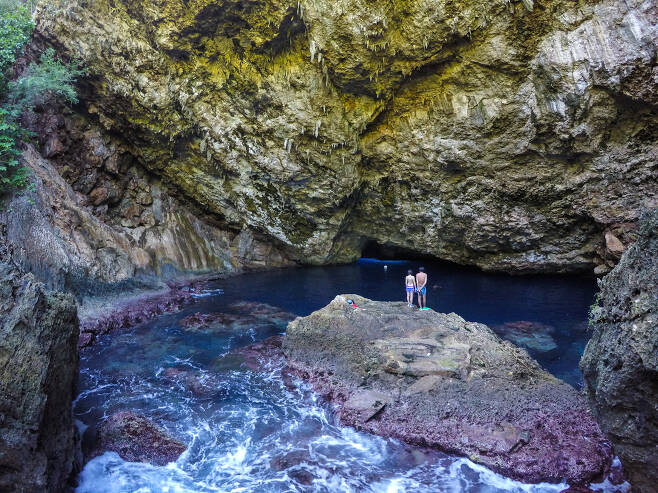 다이빙 명소인 수중동굴 '그로토'. 섬 북동쪽에 있다. 최승표 기자