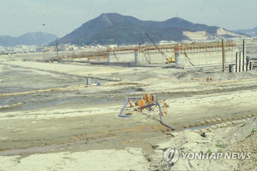 1984년 낙동강 하굿둑 건설 모습 [연합뉴스 자료사진]