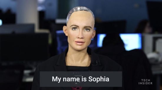 세계 첫 '로봇 시민' 소피아가 미국 매체 비즈니스인사이더와의  인터뷰에서 자기소개를 하고 있다. (사진 : BUSINESS INSIDER)