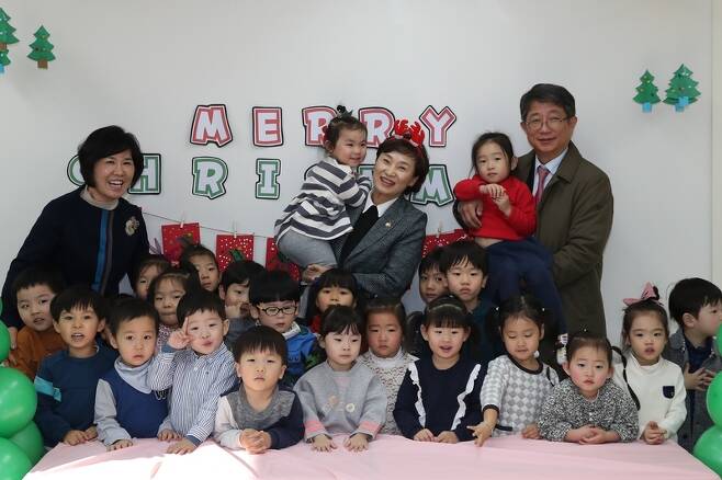 김현미 국토교통부 장관(가운데)과 박상우 한국토지주택공사 사장(맨 오른쪽)이 지난달 21일 성남 여수지구 임대주택단지 내 공동육아나눔터에서 아이들과 기념 사진을 찍고 있다. LH 제공