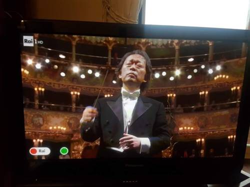 정명훈, 이탈리아 '라 페니체' 극장 신년음악회 지휘봉 (로마=연합뉴스) 현윤경 특파원 = 1일 이탈리아 베네치아의 유서 깊은 극장 '라 페니체'에서 열린 신년 음악회에서 지휘봉을 잡은 정명훈의 모습이 현지 공영방송 'RAI 1'을 통해 방영되고 있다. 2018.1.1