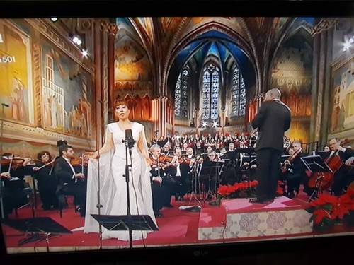 이탈리아 아시시에서 열린 성탄음악회에서 열창하는 조수미 (로마=연합뉴스) 현윤경 특파원 = 소프라노 조수미가 지난 달 25일 이탈리아 아시시에서 열린 성탄음악회에서 카치니의 '아베 마리아'를 열창하고 있다. 2018.1.1