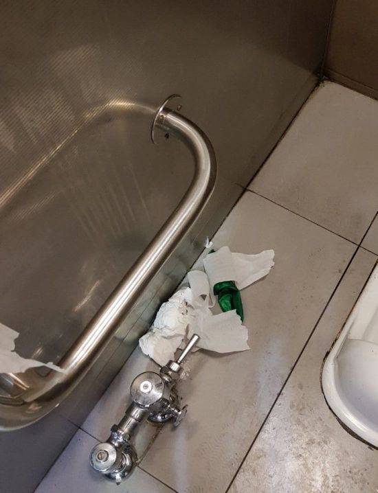 ▲2일 서울 내 공중화장실 바닥에 쓰레기가 널브러져 있다.