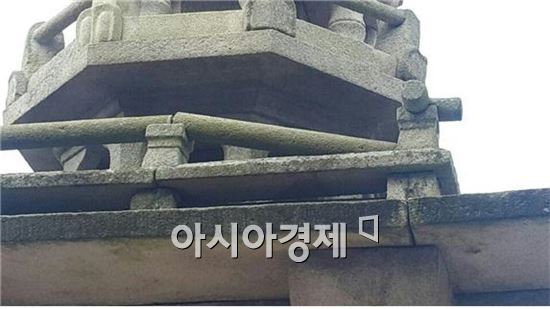 진도 5.8의 지진에 불국사 다보탑 난간석 하나가 비틀려 떨어진 모습.