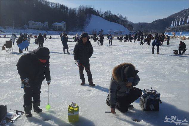 평창송어축제장을 찾은 관광객들.