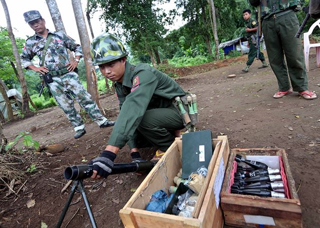 미얀마 북부 카친주 소재 라이자 지역으로부터 남쪽으로 20㎞ 정도 남쪽에 위치한 라자 양(Laja Yang) 최전선 전초기지에서 카친독립군(KIA) 병사가 장교의 지휘를 받아 박격포 발사 준비를 하고 있다. 라이자=EPA 연합뉴스