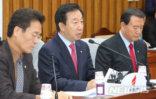 【서울=뉴시스】배훈식 기자 = 5일 오전 서울 여의도 국회 제3회의장에서 열린 자유한국당 원내대책회의에 참석한 김성태 원내대표가 모두발언하고 있다. 왼쪽부터 함진규 정책위의장, 김 원내대표, 홍문표 사무총장. 김 원내대표는 문재인 정권이 시민단체 공화국을 만들겠다는 선포를 했다며 시민사회단체 경력을 일괄적으로 공무원 호봉으로 인정하겠다는 발표에 대해 한국당은 행정안전위원회 전체회의를 소집, 면밀하게 따져보겠다고 말했다. 2018.01.05. dahora83@newsis.com