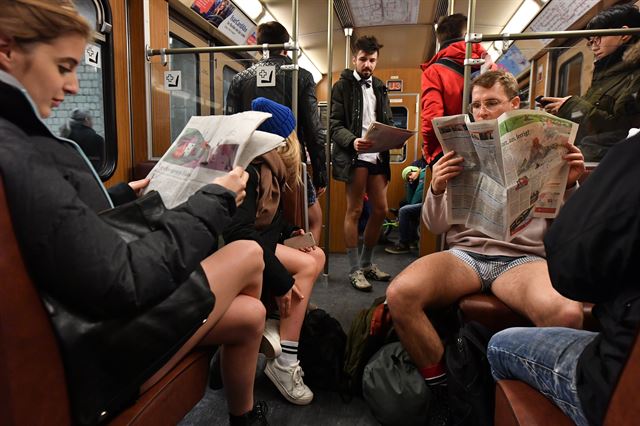 독일 뮌헨의 지하철에서  'No Pants Subway Ride'행사에 참여한 승객들이 신문을 보고 있다. 뮌헨=EPA연합뉴스