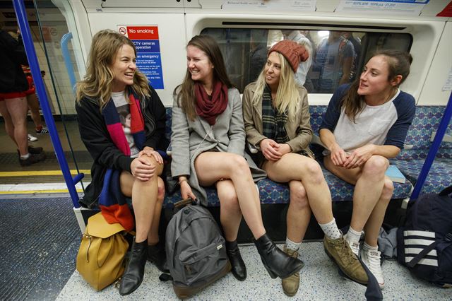 바지 안 입고 지하철 타기'(No Pants Subway Ride) 가 열린 7일(현지시간) 영국 런던의 지하철역에서 속옷 입은 여성들이 지하철에서 이야기를 나누고 있다 런던=EPA연합뉴스