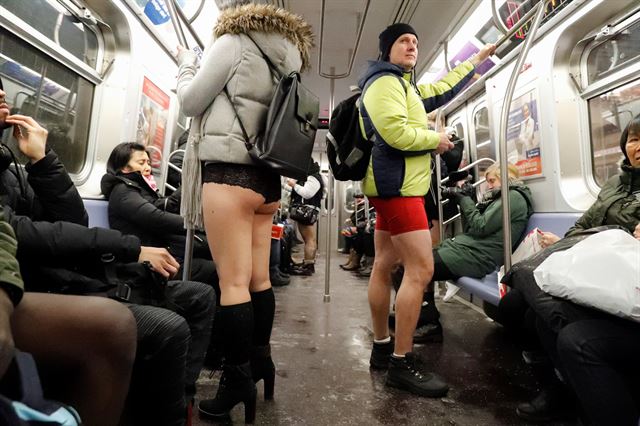 17번째 '바지 안 입고 지하철 타기'(No Pants Subway Ride)행사가 열린 뉴욕 지하철에서 속옷을 입은 승객들이 지하철에 타고 있다.뉴욕=로이터연합뉴스