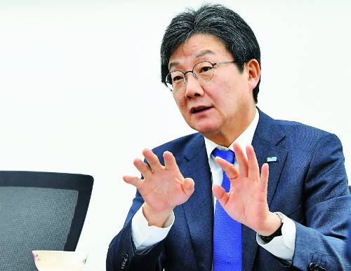 유승민 바른정당 대표가 8일 여의도 국회 바른정당 대표실에서 국민의당과의 통합, 지방선거 전망, 개혁 보수 세력의 미래 등에 대한 입장을 밝히고 있다. 유 대표는 국민의당과의 통합 필요성은 인정하면서도 통합의 목적과 가치에 대한 합의가 중요하다는 입장을 재확인했다. 최종학 선임기자