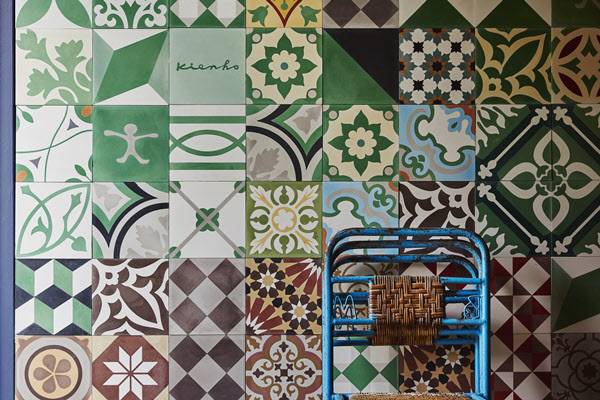 핸드메이드 기법으로 제작되는 대리석 소재의 타일 'RANDOM'. (상단 그린 계열:'하바나그린, 핀란드 그린', 하단 브라운 계열: '캐슬 오프 프라하'). / 키엔호 제공