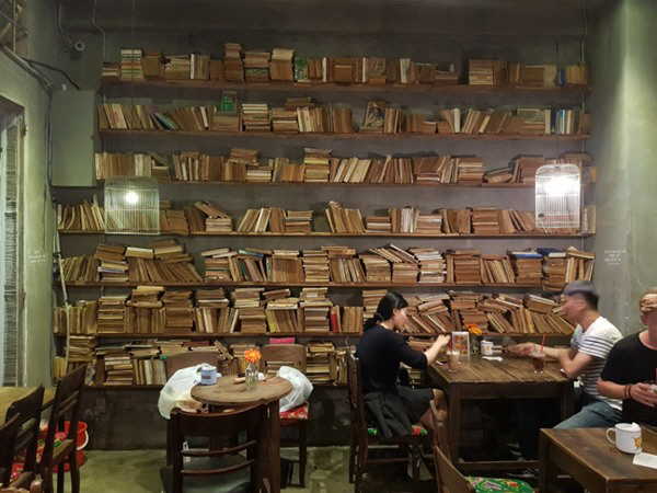 사회주의를 현대적으로 재해석해 빈티지하게 꾸며놓은 베트남 유명 커피숍에서. [사진 = 김지혜 에디터]