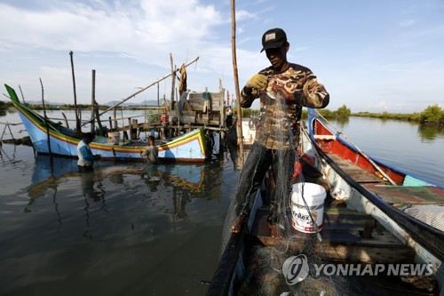 2017년 10월 30일 인도네시아 아체주 반다 아체 항에서 현지 어민이 배에서 잡은 물고기와 어구를 내리고 있다. [EPA=연합뉴스]