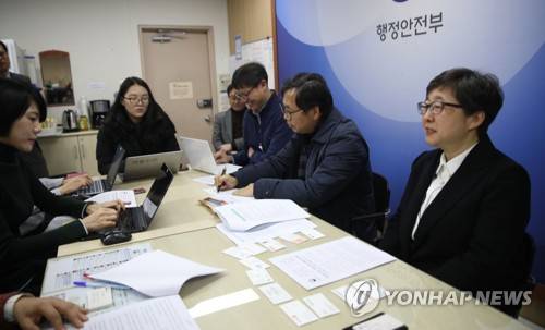 발표하는 이소연 국가기록원 원장 (서울=연합뉴스) 김승두 기자 = 행정안전부 국가기록원 이소연 원장(오른쪽)이 9일 오전 서울 세종로 정부서울청사에서 국가적 보존 가치가 높은 주요 정책과 대규모 국책사업 관련 기록물에 대한 실태점검 결과를 기자들에게 밝히고 있다. 2018.1.9 kimsdoo@yna.co.kr