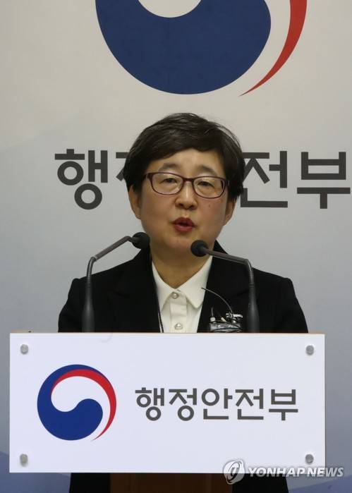 발표하는 국가기록원 이소연 원장 (서울=연합뉴스) 김승두 기자 = 행정안전부 국가기록원 이소연 원장이 9일 오전 서울 세종로 정부서울청사에서 국가적 보존 가치가 높은 주요 정책과 대규모 국책사업 관련 기록물에 대한 실태점검 결과를 밝히고 있다. 2018.1.9 kimsdoo@yna.co.kr