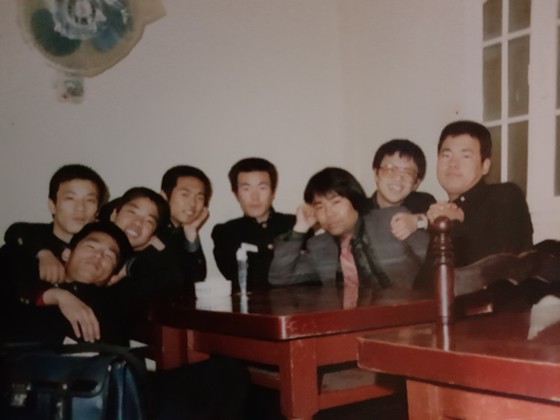 최초로 언론에 공개되는 박종철 열사(오른쪽 두번째)사진. 고교 시절 친구들과 찍었다. [사진 변종준 씨 제공]