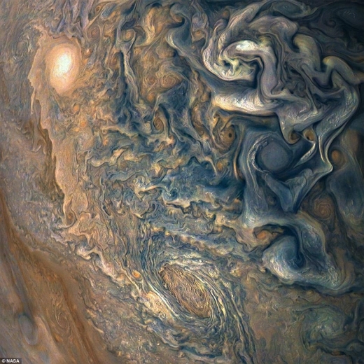 목성 탐사선 ‘주노’가 지난해 12월 16일 촬영한 목성 이미지가 시민 과학자의 보정을 통해 재탄생했다(출처=NASA)