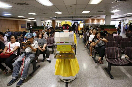 방콕의 한 종합병원에 등장한 로봇 간호사. 방콕 EPA=연합뉴스