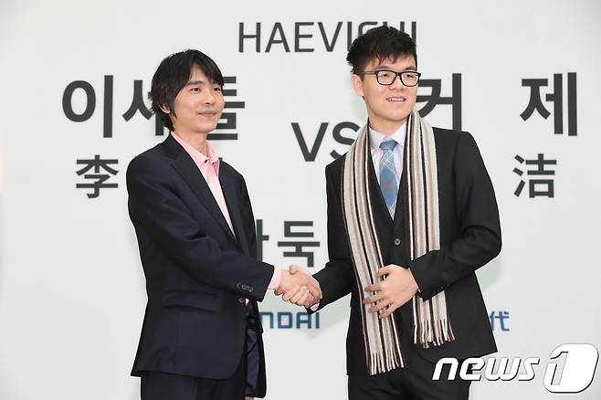 이세돌(왼쪽)과 커제가 13일 제주 서귀포시 표선면 해비치 호텔앤드리조트에서 열린 '2018 해비치 이세돌 대 커제 바둑대국'에에 앞서 악수를 하고 있다.2018.1.13/뉴스1 © News1 이석형 기자