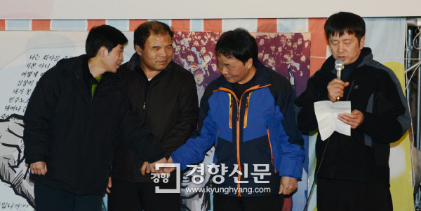2013년 1월 31일, 특별사면으로 석방된 용산참사 철거민들(왼쪽부터 이충연, 김주환 천주석, 김성환씨)이 서울 정동 대한문 앞에서 열린 환영문화제에 참석해 서로의 손을 붙잡고 있다. / 강윤중 기자