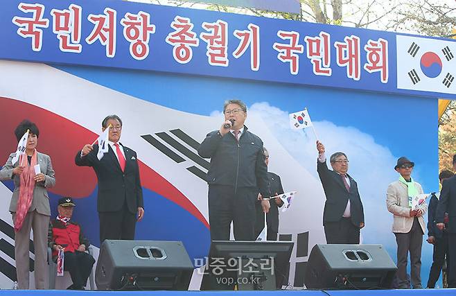 ▲ ▲ 탄핵 정국 당시 조원진 의원은 탄핵 무효를 주장하며 '태극기 집회'에 참석해 지지발언을 했다. 사진=민중의소리