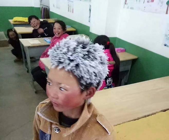 ‘얼음 소년’ 또는 ‘눈꽃 소년’이라는 제목으로 널리 퍼진 왕후만 군의 사진. 사진 웨이보 갈무리.