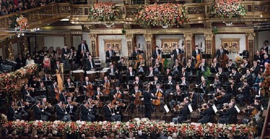 빈 필하모닉 오케스트라의 지난해 신년음악회 모습. 라데츠키 행진곡은 단골 앵콜곡으로 유명하며, 연주도중 관객들이 박자에 맞춰 박수를 치는 관례도 유명하다.(사진=EPA연합뉴스)