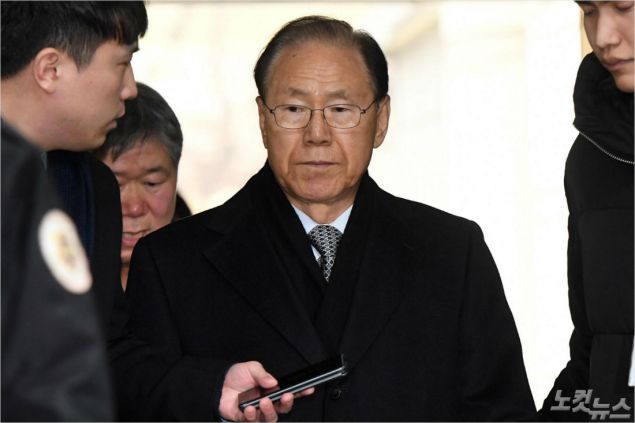 이명박정부 시절 국정원 특수활동비를 받은 혐의를 받고 있는 김백준 전 청와대 총무기획관(78)이 16일 오전 영장실질심사를 위해 서울중앙지법에 출석하고 있다. 박종민기자