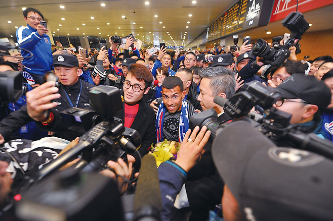 2017년 1월9일 최고의 몸값으로 중국에 진출한 카를로스 테베스가 취재진에 둘러싸인 채 공항을 빠져나가고 있다. © 사진=EPA연합
