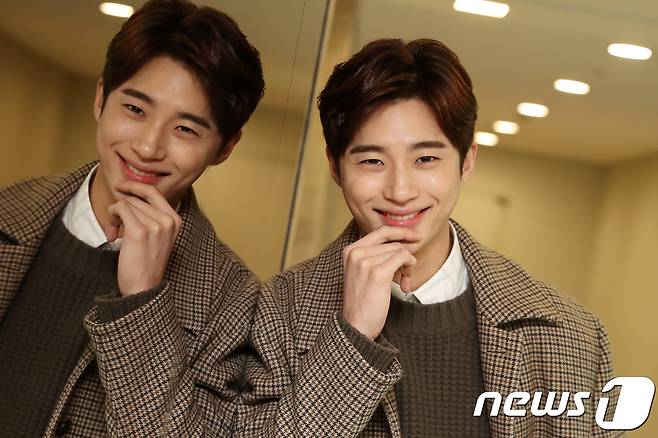 배우 변우석이 10일 서울 종로구 뉴스1 본사에서 인터뷰에 앞서 포즈를 취하고 있다. 2018.1.10/뉴스1 © News1 민경석 기자