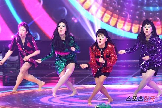 '쇼 챔피언' 무대에 선 셀럽파이브(김신영 송은이 신봉선 안영미 김영희). 사진=장동규 기자 jk31@hankooki.com