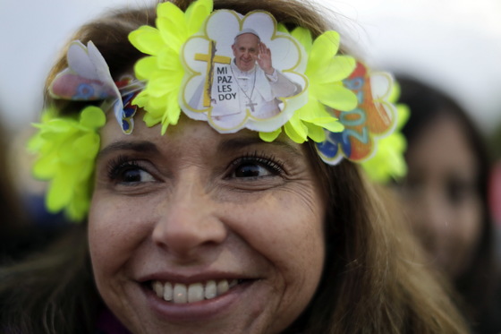 16일(현지시간) 교황이 집전하는 미사에 참가하혀는 한 신자가 교황 사진으로 장식한 화관을 쓰고 있다.[AP=연합뉴스]