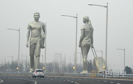 T2 연결도로에 설치된 조각작품 '하늘을 걷다'.