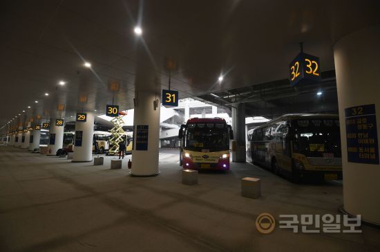 교통센터 내부에 전국 각지로 나가는 공항 리무진 버스 탑승장이 마련되어 있다.