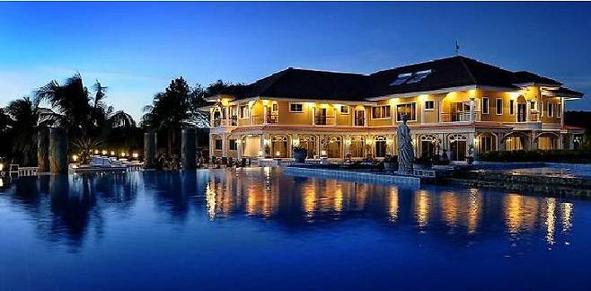 19세기 고성에 방문한 듯한 느낌을 주는 피콕가든 리조트. 객실 내부의 자재나 인테리어 소품 모두 클래식한 분위기로 우아하게 꾸며졌다. (사진=허니문리조트 제공)