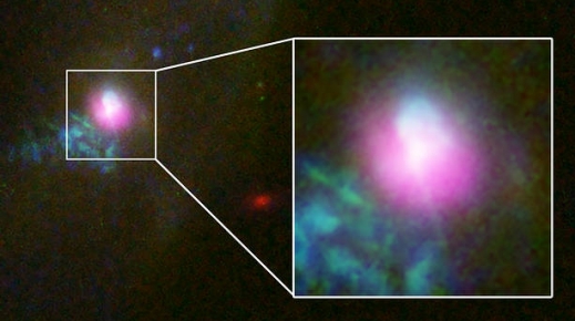 붉은빛과 녹색빛의 물질이 블랙홀이 방출한 가스다(NASA/STSCI/CXC)