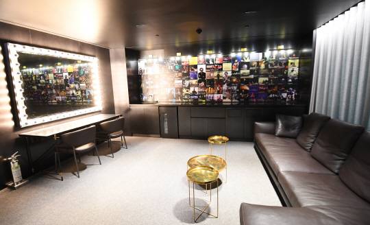 현대카드 사옥 1관에 마련된 뮤지션 대기실 ‘파우더룸’. 현대카드의 컬처 프로젝트를 통해 한국 무대에 선 가수들이 이곳을 거쳐 갔다. 지난해 처음으로 내한한 콜드플레이·킨 등의 사진이 보인다. /송은석기자